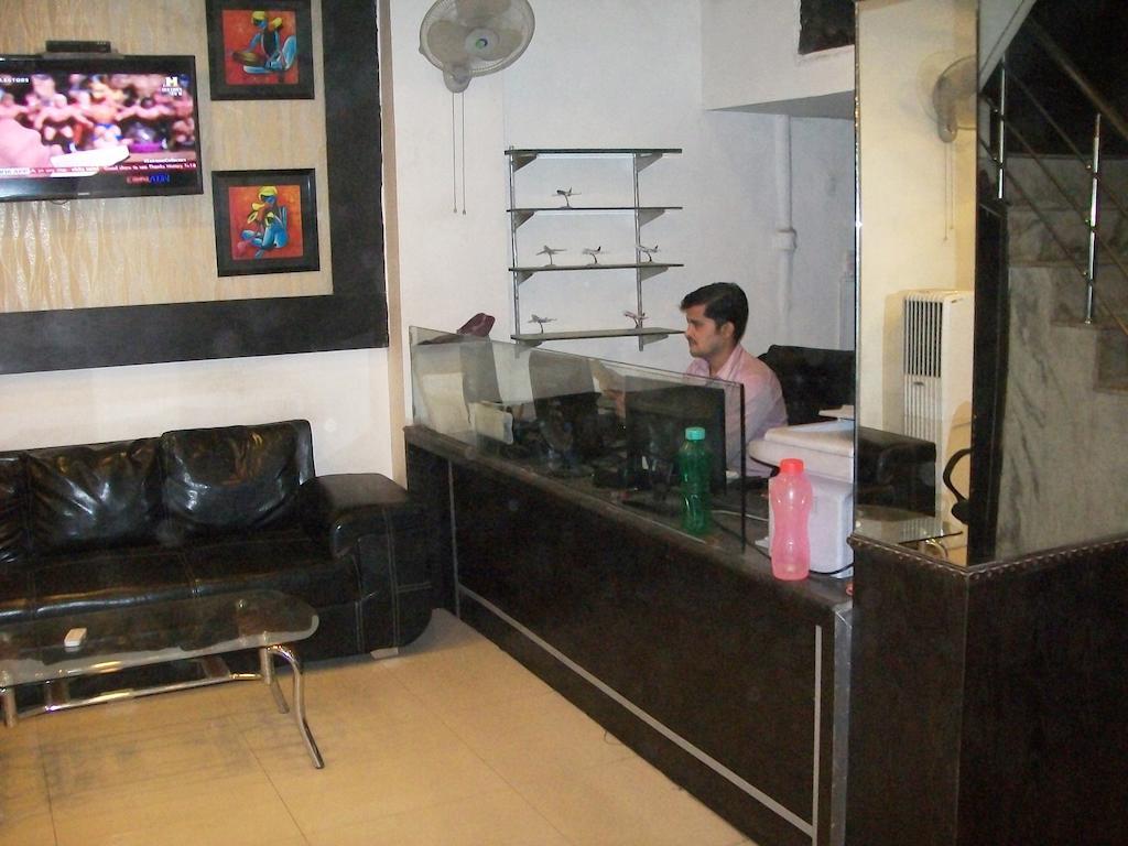 Hotel Milan Continental Delhi  Bagian luar foto