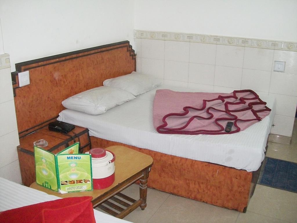 Hotel Milan Continental Delhi  Bagian luar foto