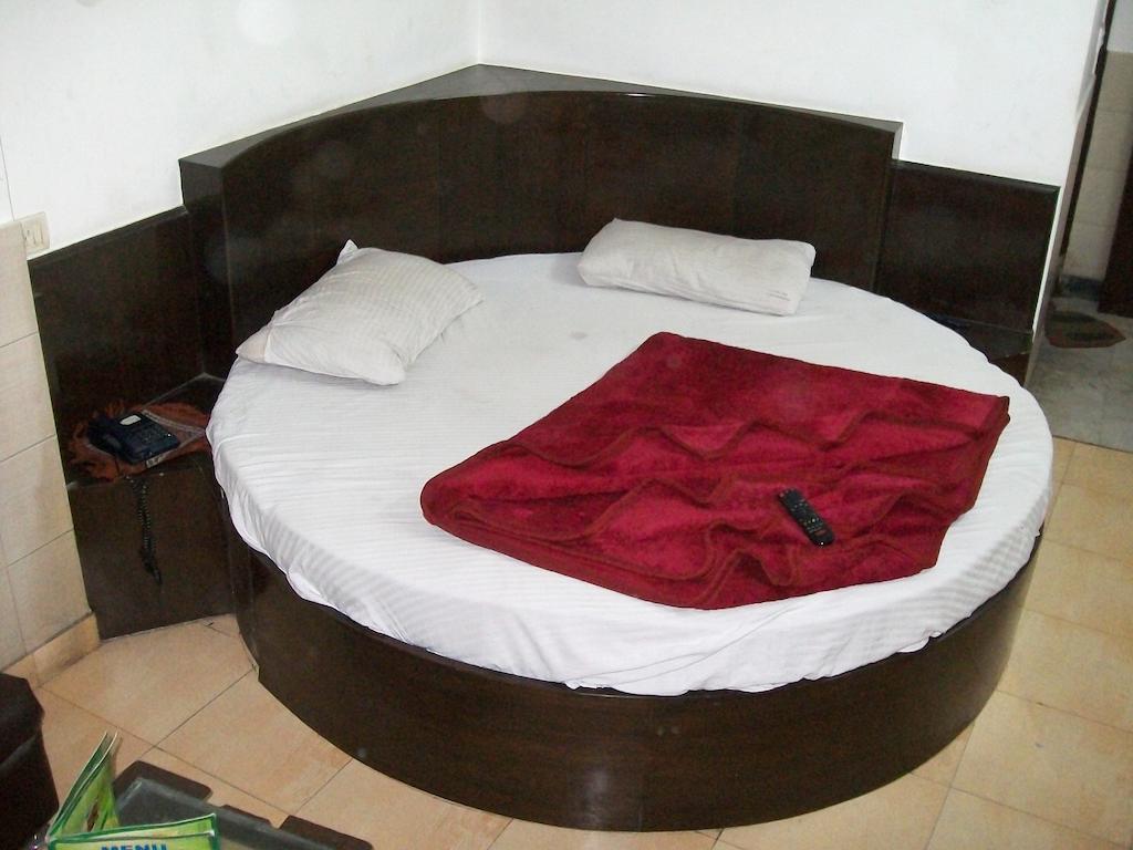 Hotel Milan Continental Delhi  Bagian luar foto