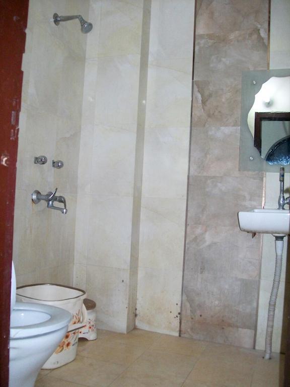 Hotel Milan Continental Delhi  Bagian luar foto